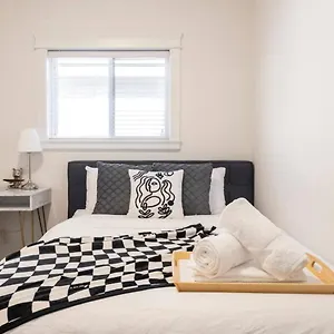 Si & Daniel Near Yvr Airport & Skytrain Separate Entry Free Parking Richmond